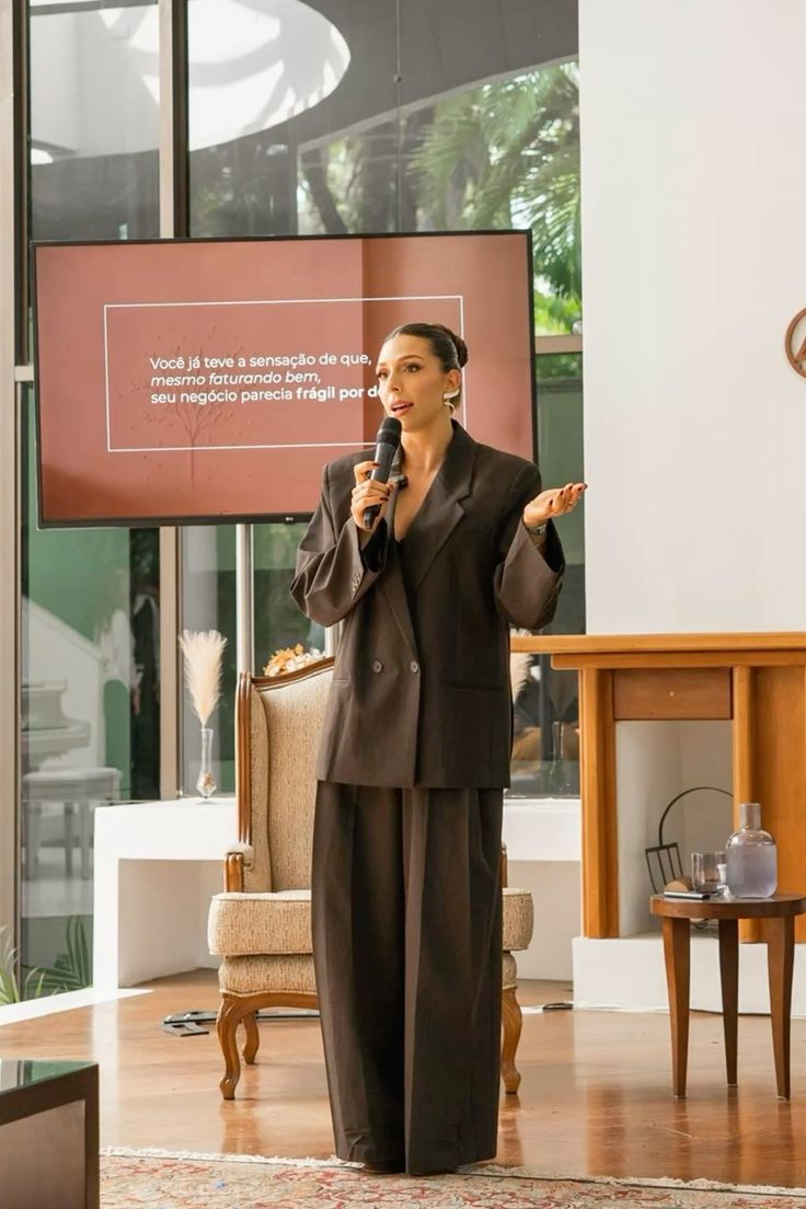 mulher com microfone a fazer uma apresentação, a falar para público
