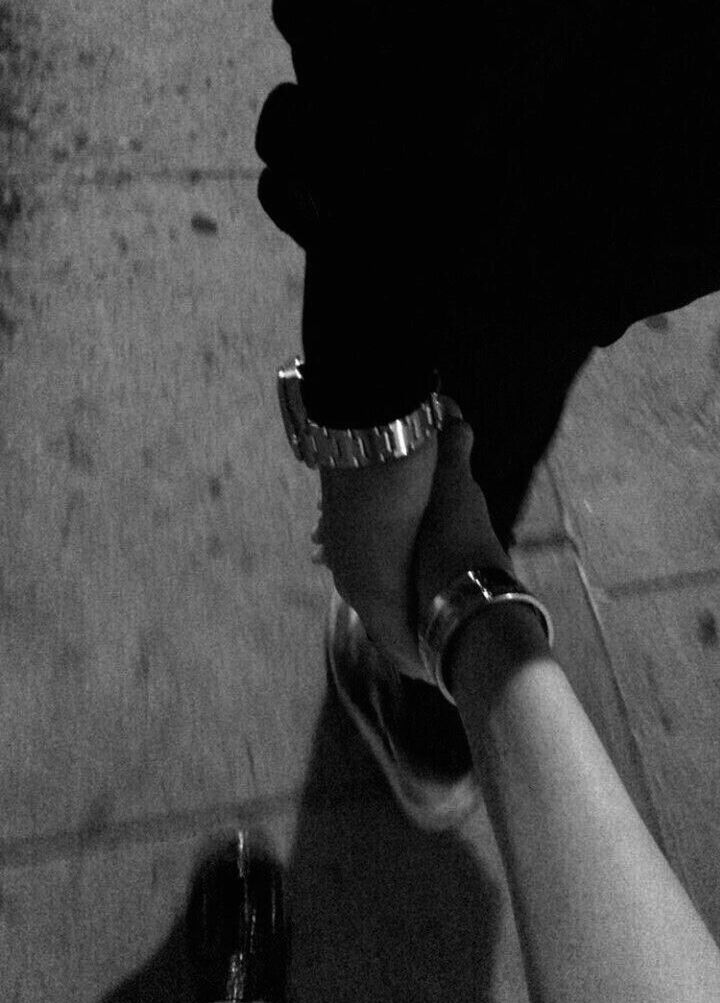 casal de mãos dadas